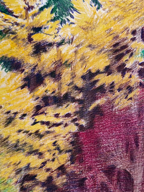 Detail: geel gebladerte met donkerbruine vlekken, tegen een dieprode achtergrond.