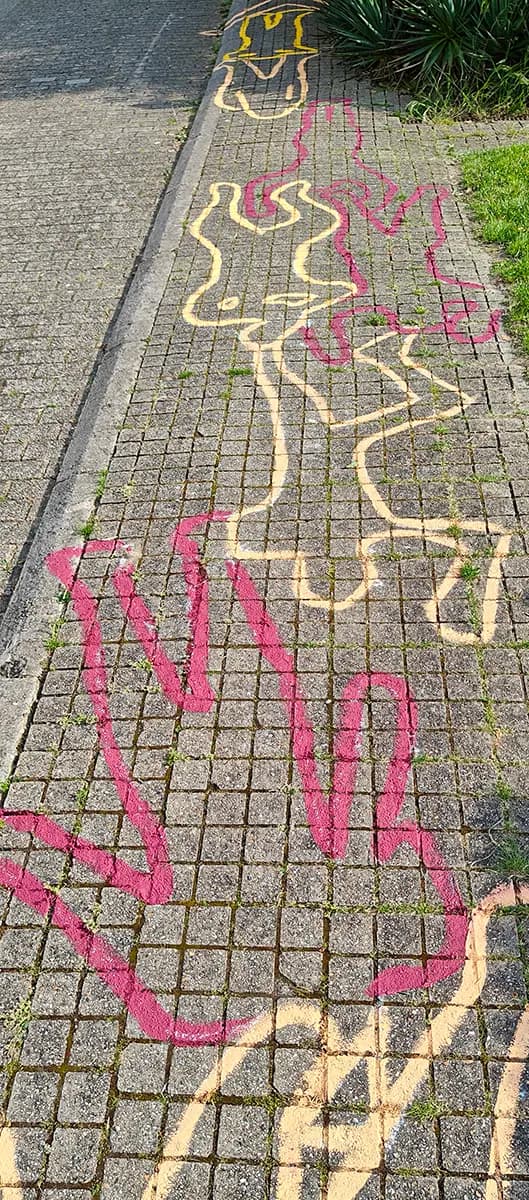 Roze en gele omtrekken van helpers van de jeugdbeweging overlappen elkaar. Waar stopt de ene en begint de andere?