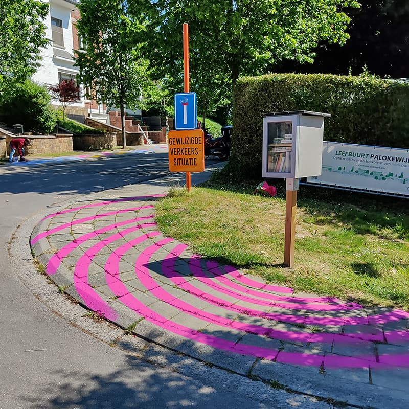 Deze magenta straling vanaf de boekenkast moest een eyecatcher zijn om de start van het parcours te laten opvallen.